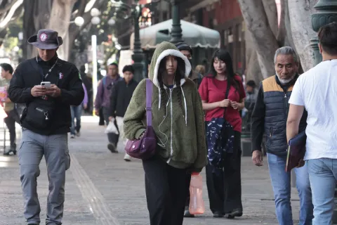 Entra Frente frío No. 30 y poblanos andan en las calles bien abrigados.