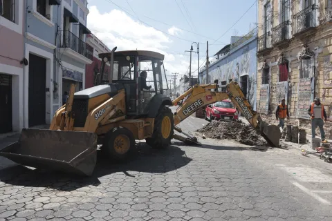 Obras en 5 Sur bloquean el tránsito en el Centro Histórico de Puebla.