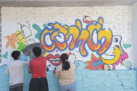 Ciudadanía y Gobierno colorean muro del Cenhch en Puebla.