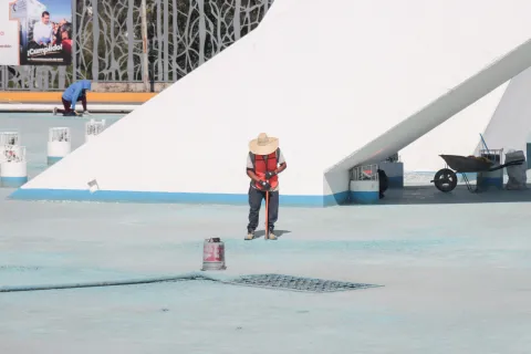 Mantenimiento en el Mausoleo del General Ignacio Zaragoza en la ciudad de Puebla.