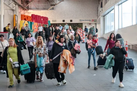 Afluencia de viajeros en la terminal de autobuses CAPU en Puebla.