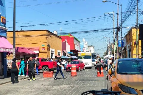 Cierre de vialidad en la calle 16 Poniente en el Centro Histórico de Puebla.
