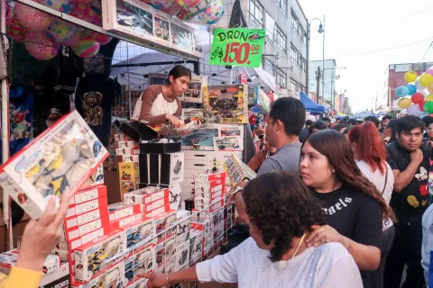 Ayudantes de los Reyes Magos acuden al centro de Puebla en busca de los mejores regalos.