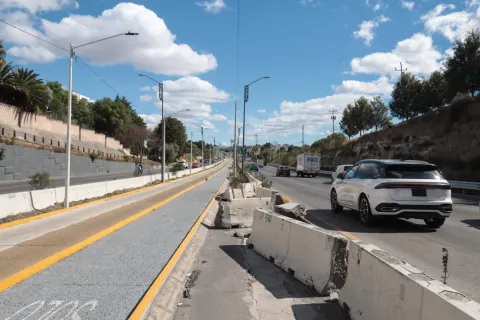 Daños en las barreras de concreto de la ciclovía de Periférico Ecológico.