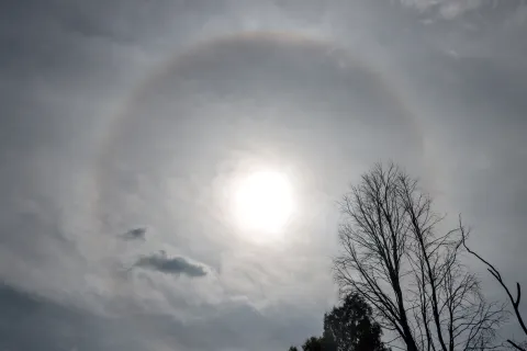 Halo solar en cielo poblano.