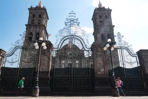 Accesos de la Catedral en 3 oriente se mantienen cerrados por trabajos de rehabilitación.