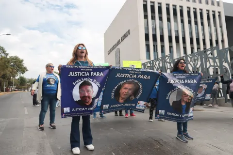Manifestación frente al Congreso de Puebla, del Colectivo Nacional "No Más Presos Inocentes".
