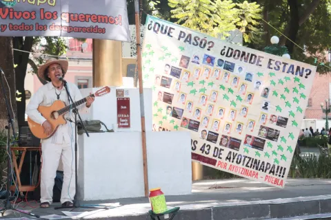 Manifestación en el zócalo de Puebla por desaparecidos de Ayotzinapa.