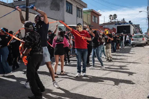 Llevan a cabo ensayos previo al carnaval en el Barrio de Xonaca en Puebla.