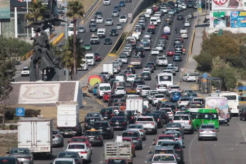 Así de intenso estuvo el tráfico en la Vía Atlixcáyotl, a la altura del CIS con dirección a Puebla.