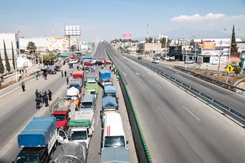 Un grupo de comerciantes de la Central de Abastos llevaron a cabo el cierre de la carretera Santa Ana, a la altura de Villa Frontera.