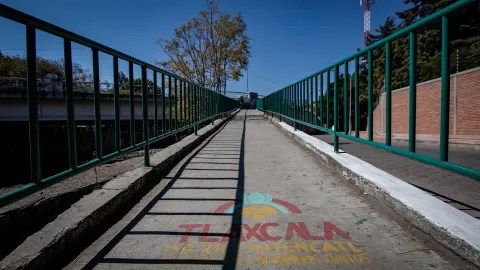 Inician trabajos de pintura en el Puente de Artesanías en Tlaxcala.