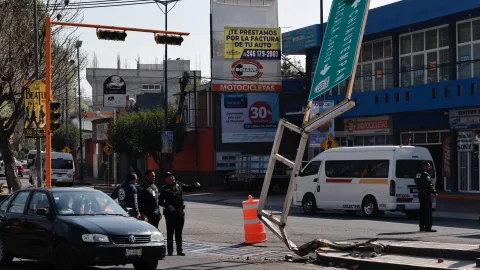 Semáforo dañado y parcialmente derribado en la Garita tras accidente vial.