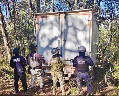 Autoridades de los tres órdenes de gobierno aseguraron vehículos utilizados para el robo de hidrocarburo en el municipio de Zacatlán.