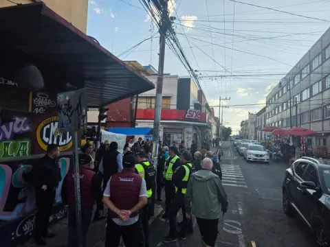 Gobierno de la Ciudad reforzará operativos contra franeleros de la Arena Puebla.