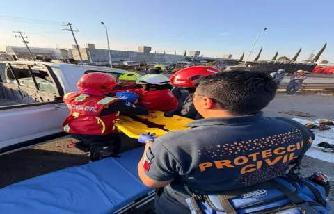 Tras accidente, queda prensado un hombre en la Vía Corta a Santa Ana.