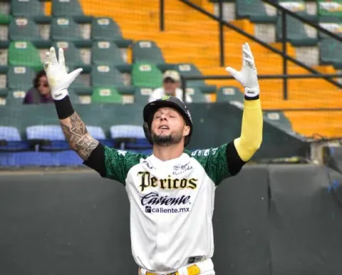 Danny Ortiz vestirá nuevamente el jersey de los Pericos de Puebla para la temporada 2026 de la Liga Mexicana de Beisbol (LMB).