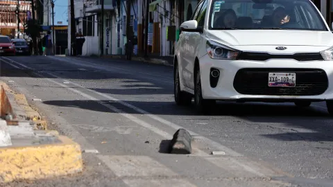 Barreras de ciclovía en mal estado dejan sin delimitación a ciclistas en Tlaxcala.