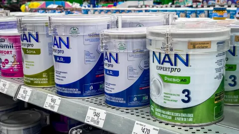 Retiran en Tlaxcala fórmulas infantiles NAN y Alfamino tras alerta sanitaria.