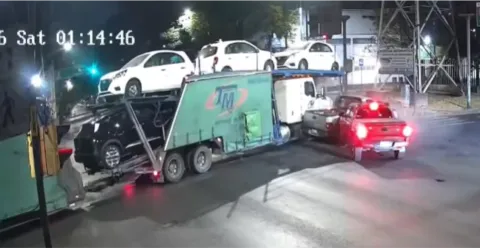 Tráiler provoca accidente en Iztapalapa y se da a la fuga.