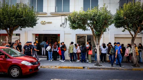 Aumentan filas en bancos por la cuesta de enero en Tlaxcala.