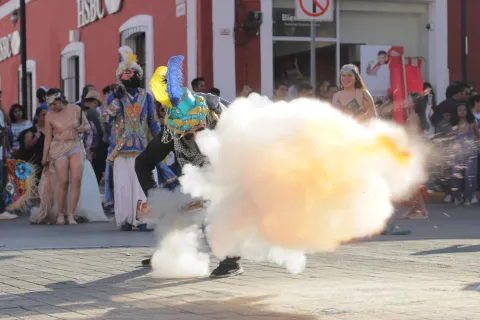 Huehues en Puebla no podrán utilizar pirotecnia en el carnaval.