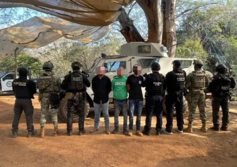 Siete presuntos integrantes del Cártel Jalisco Nueva Generación (CJNG) en la región de Tierra Caliente en el estado de Michoacán.