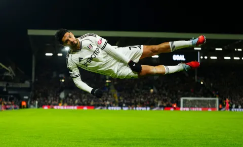 Raúl Jiménez anotó en la victoria de 2-1 del Fulham sobre Chelsea.