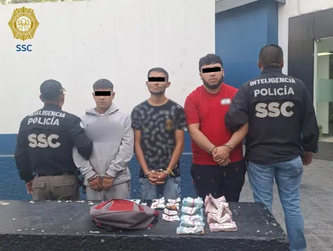 Detienen a tres presuntos extorsionadores de comerciantes en el Centro de la CDMX.