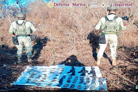 En Michoacán, autoridades federales y estatales detienen a nueve personas e inhabilitan tres campamentos.