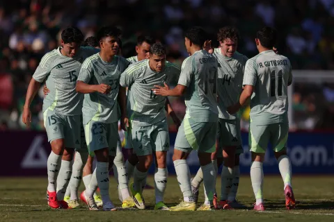 México vence 1-0 a Bolivia.