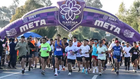 Más de 100 deportistas se sumaron a la Carrera con Causa en Apetatitlán.