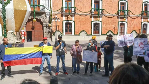Tlaxcaltecas se manifiestan en Plaza de la Constitución en rechazo a la intervención de Estados Unidos en Venezuela.