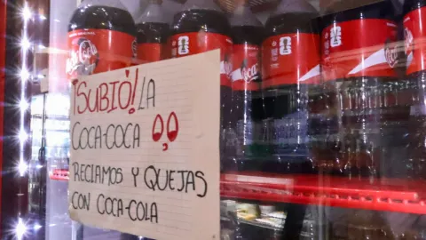 Tiendas de Tlaxcala advierten aumento en el precio de la Coca-Cola por IEPS.