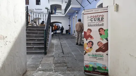 Alta afluencia por trámite de la CURP biométrica en Tlaxcala.