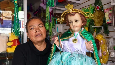 Confección de ropones preserva la fe y la tradición en Totolac, Tlaxcala.