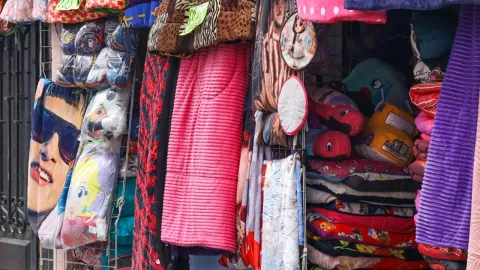 La temporada invernal mantiene venta de artículos para el frío en Tlaxcala.