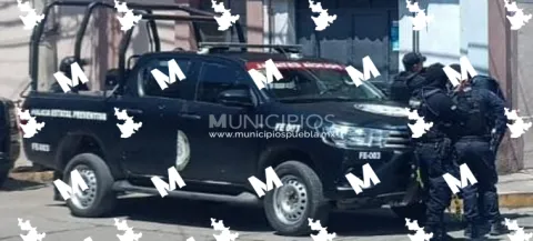 Integrantes del grupo antibombas de la Secretaría de Seguridad Pública, realizaron el retiro de una granada de humo en una vivienda en Huejotzingo.