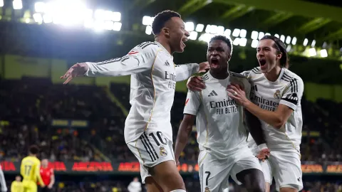 Real Madrid venció 2-0 al Villarreal y es líder momentáneo en España.
