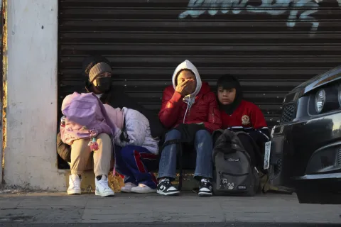 Autoridades federales, estatales y municipales llaman a reforzar acciones de autocuidado por lluvias y bajas temperaturas en el país.