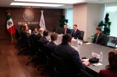 SSPC y FGR sostienen reunión de alto nivel con el Director del FBI para fortalecer la coordinación bilateral.