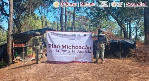 En Michoacán, autoridades federales y estatales detienen a 12 personas, aseguran vehículos e inhabilitan una toma clandestina.