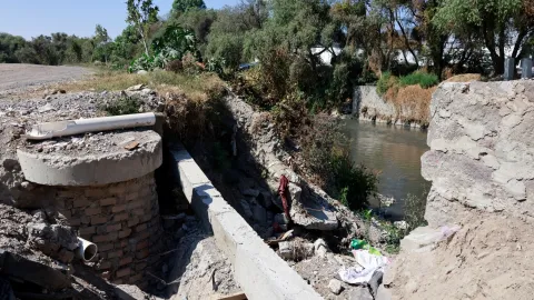 Deslave en el río Zahuapan pone en riesgo a peatones y animales.
