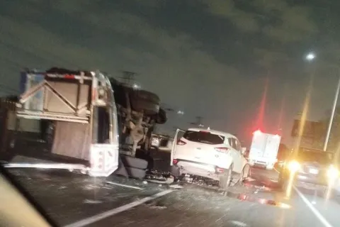 Fatal accidente se registró en la Autopista México-Pachuca, con saldo hasta el momento de dos personas muertas.