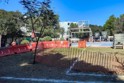 Delimitan espacio en el Parque Juárez para construcción del Cablebús.