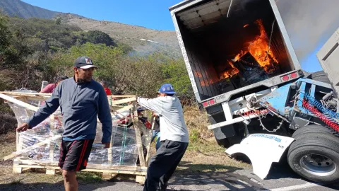 Camión volcado se incendia y provoca rapiña en la autopista Mendoza-Córdoba.