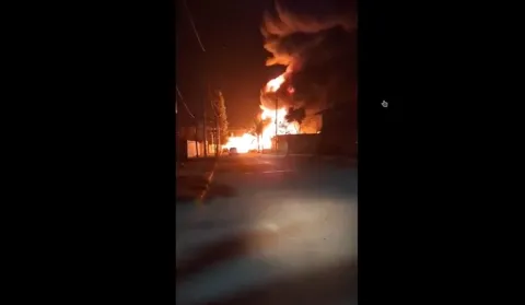 En el municipio de Villagrán, Guanajuato, una bodega donde se almacenaba huachicol estalló.