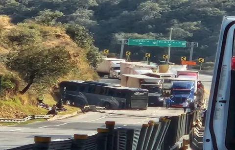 Accidente en el Arco Norte, a la altura de Españita, Tlaxcala, deja 15 lesionados.