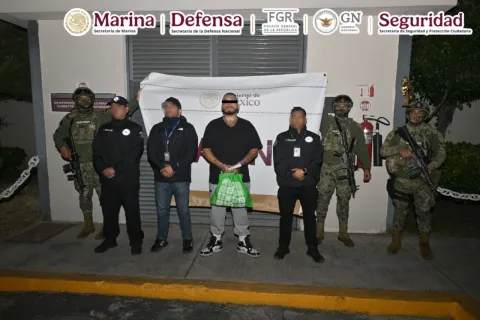 En Sinaloa, autoridades federales detienen a líder de célula dedicada a la producción y transporte de drogas sintéticas hacia Estados Unidos.