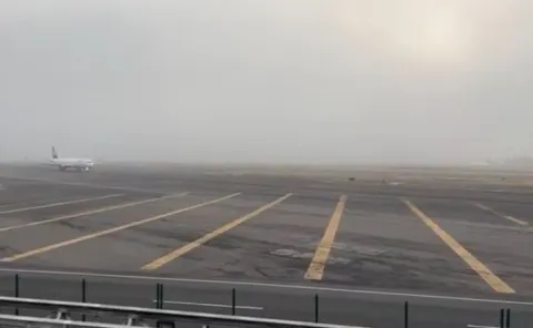 Suspenden operaciones en el AICM por neblina.